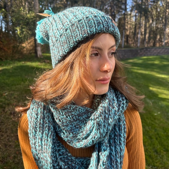 BNWT C.C Teal and Gray Knit Hat and Scarf Set
Great price - Picture 4 of 5